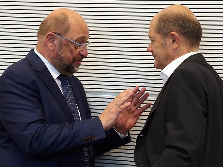 Einstige Rivalen: Martin Schulz (l), jetzt einfacher Abgeordneter, und Vizekanzler Olaf Scholz.
