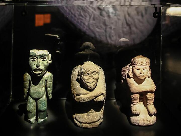 Eine Grünsteinfigur mit Kalenderzeichen (l-r), der bucklige Gott Nanahuatzin und der Sonnengott Tonatiuh.