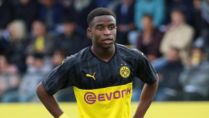 Dortmunds Youssoufa Moukoko steht im Stadion.