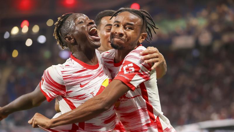 Leipzigs Amadou Haidara (l-r), Tyler Adams und Christopher Nkunku jubeln nach Nkunkus Treffer zum 3:0.