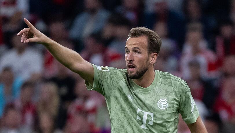 Harry Kane von München gestikuliert auf dem Platz.