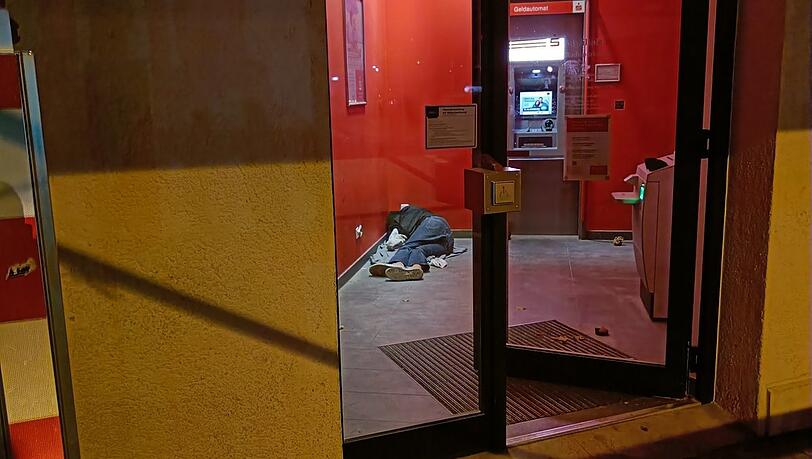 Am Freitagabend kurz nach 22 Uhr schläft ein Mann in der Sparkasse am Baldeplatz. Das wird bald nicht mehr möglich sein.