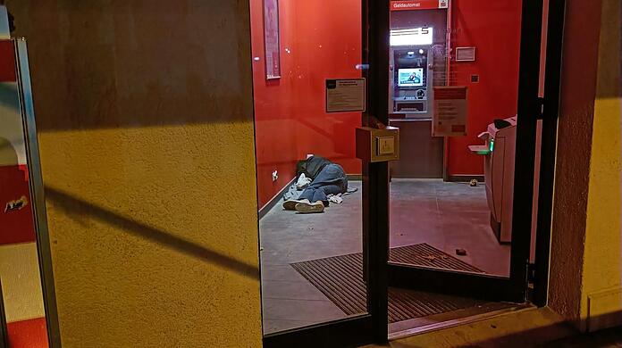 Am Freitagabend kurz nach 22 Uhr schläft ein Mann in der Sparkasse am Baldeplatz. Das wird bald nicht mehr möglich sein.