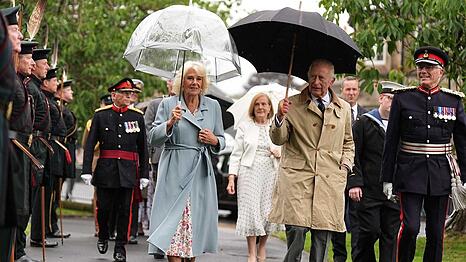Königin Camilla und König Charles trotzen dem schottischen Regen.