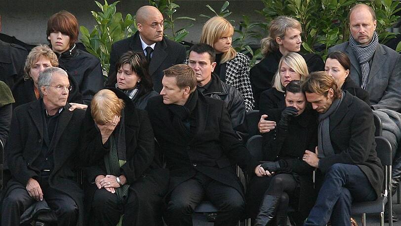 Teresa Enke wird von Marco Villa (r.), einem Freund der Familie, getröstet. Links die Eltern von Robert Enke, in der Mitte der frühere Berater des Verstorbenen, Jörg Neblung. Teresa Enke wird von Marco Villa (r.), einem Freund der Familie, getröstet. Links die Eltern von Robert Enke, in der Mitte der frühere Berater des Verstorbenen, Jörg Neblung.