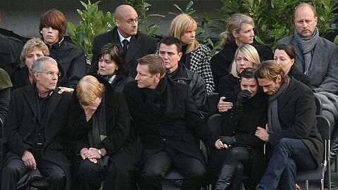 Teresa Enke wird von Marco Villa (r.), einem Freund der Familie, getröstet. Links die Eltern von Robert Enke, in der Mitte der frühere Berater des Verstorbenen, Jörg Neblung.