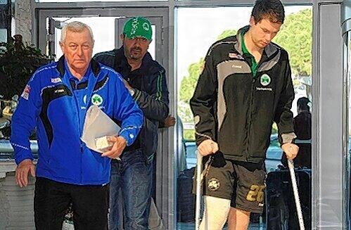 Er startete mit seinem Schienbein-Bruch die Fürther Verletzungsmisere: Kleeblatt-Keeper Max Grün mit Teamarzt Harry Hauer