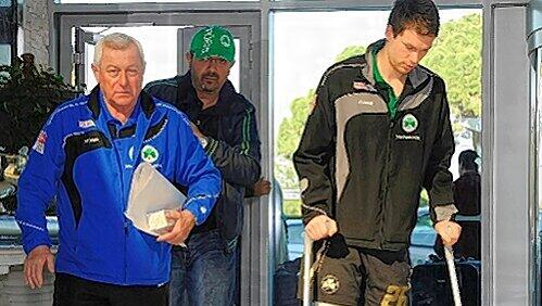 Er startete mit seinem Schienbein-Bruch die Fürther Verletzungsmisere: Kleeblatt-Keeper Max Grün mit Teamarzt Harry Hauer Er startete mit seinem Schienbein-Bruch die Fürther Verletzungsmisere: Kleeblatt-Keeper Max Grün mit Teamarzt Harry Hauer