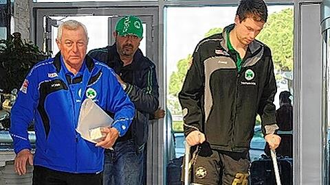 Er startete mit seinem Schienbein-Bruch die Fürther Verletzungsmisere: Kleeblatt-Keeper Max Grün mit Teamarzt Harry Hauer