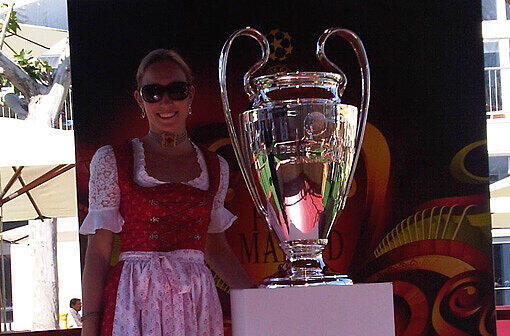 Christine Theiss trägt ihre Titelgürtel sonst zumeist an der Hüfte &ndash; hier posiert sie neben dem Champions-League-Pokal.