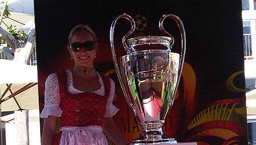 Christine Theiss trägt ihre Titelgürtel sonst zumeist an der Hüfte – hier posiert sie neben dem Champions-League-Pokal. Christine Theiss trägt ihre Titelgürtel sonst zumeist an der Hüfte – hier posiert sie neben dem Champions-League-Pokal.