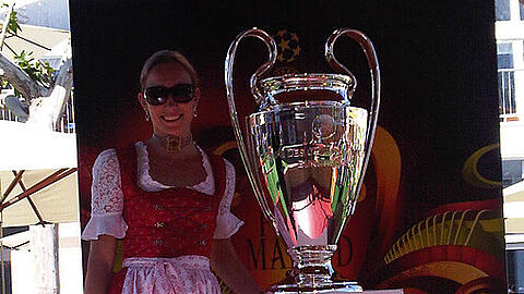 Christine Theiss trägt ihre Titelgürtel sonst zumeist an der Hüfte &ndash; hier posiert sie neben dem Champions-League-Pokal.