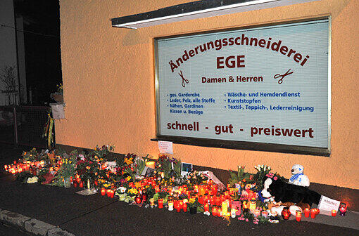 Vor dem Haus, in dem die beiden Mädchen ermordet wurden, legen die Kraillinger Blumen im Andenken an Chiara und Sharon nieder.