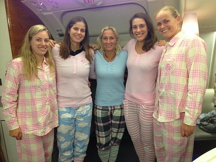Der Look der Fed-Cup-Finalistinnen: Angelique Kerber, Julia Görges, Teamchefin Barbara Ritter, Andrea Petkovic, und Anna-Lena Grönefeld im Pyjama.