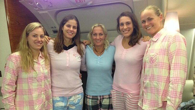 Der Look der Fed-Cup-Finalistinnen: Angelique Kerber, Julia Görges, Teamchefin Barbara Ritter, Andrea Petkovic, und Anna-Lena Grönefeld im Pyjama. Der Look der Fed-Cup-Finalistinnen: Angelique Kerber, Julia Görges, Teamchefin Barbara Ritter, Andrea Petkovic, und Anna-Lena Grönefeld im Pyjama.