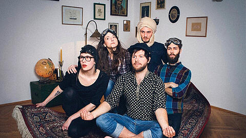 Folkig und per Teppich unterwegs: The Moonband.