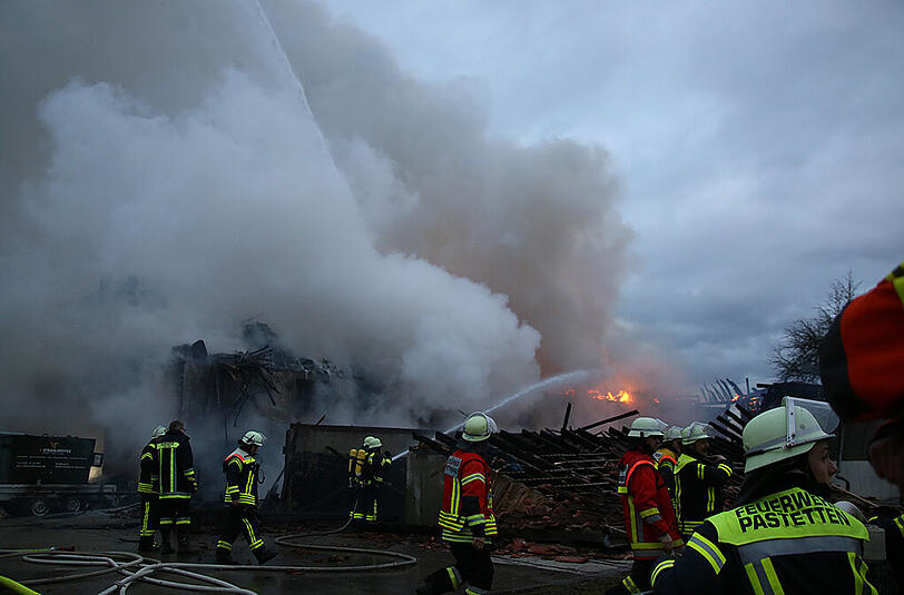 In Straßham ist eine Lagerhalle vollständig abgebrannt. Die Bilder vom Feuerwehr-Großeinsatz.