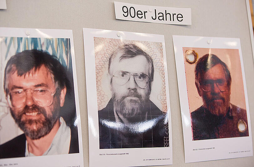 Bilder des möglichen Täters hängen im hessischen Landeskriminalamt (LKA) an einer Stellwand.