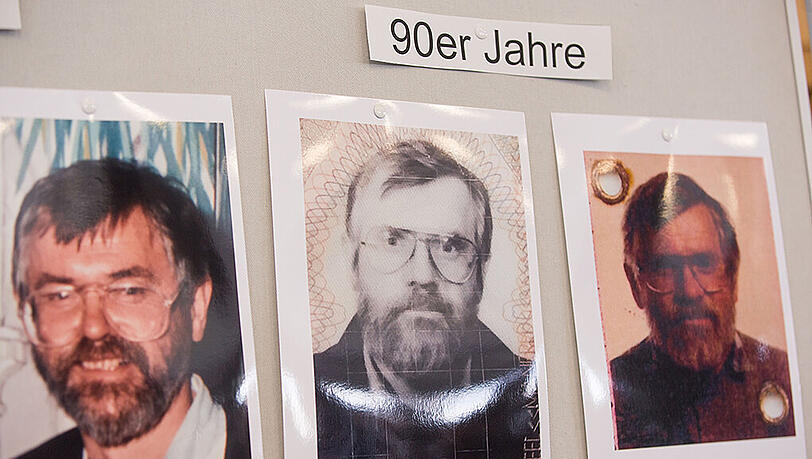 Bilder des möglichen Täters hängen im hessischen Landeskriminalamt (LKA) an einer Stellwand. Bilder des möglichen Täters hängen im hessischen Landeskriminalamt (LKA) an einer Stellwand.