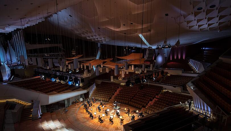 Ein Konzert unter Corona-Bedingungen: Die Berliner Philharmoniker beim Europakonzert in einer Kammerbesetzung. Ein Konzert unter Corona-Bedingungen: Die Berliner Philharmoniker beim Europakonzert in einer Kammerbesetzung.