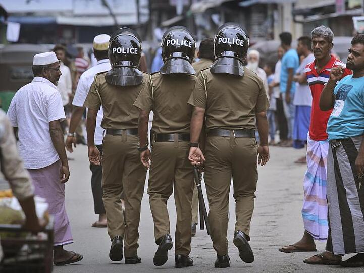 Polizisten patrouillieren in einer muslimischen Nachbarschaft, bevor die Freitagsgebete abgehalten werden.