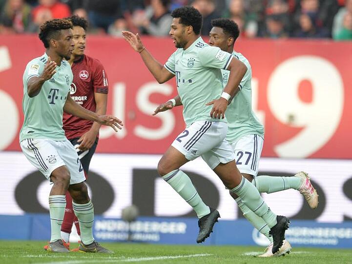 Die Münchner Kingsley Coman (l) und Serge Gnabry jubeln über den Treffer zum 1:1. Foto: Timm Schamberger