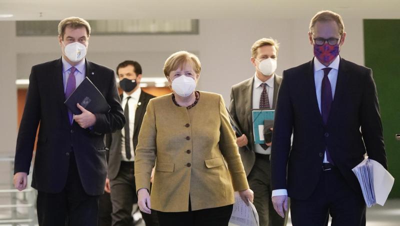 Bundeskanzlerin Angela Merkel, kommt neben Bayens Ministerpräsident Markus Söder und Berlins regierenden Bürgermeister Michael Müller zur Pressekonferenz nach den Beratungen von Bund und Ländern.
