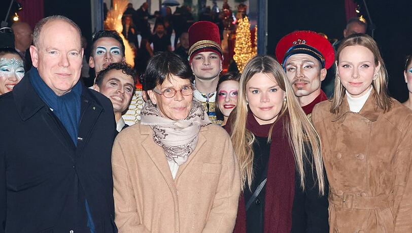 F&uuml;rst Albert II. und F&uuml;rstin Charl&egrave;ne (r.) hatten diesmal nicht ihre Kinder dabei. Zur Vorf&uuml;hrung im Chapiteau de Fontvieille posierten sie zusammen mit Prinzessin St&eacute;phanie und deren Tochter Camille Gottlieb.