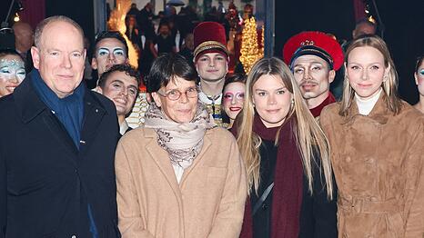 F&uuml;rst Albert II. und F&uuml;rstin Charl&egrave;ne (r.) hatten diesmal nicht ihre Kinder dabei. Zur Vorf&uuml;hrung im Chapiteau de Fontvieille posierten sie zusammen mit Prinzessin St&eacute;phanie und deren Tochter Camille Gottlieb.
