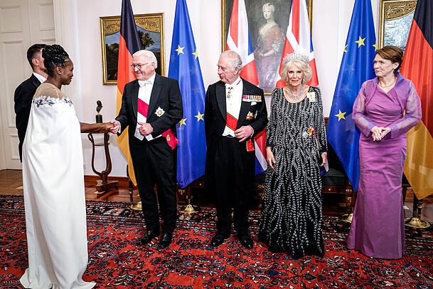 König Charles und Königin Camilla sind bekennende "Strictly Come Dancing"-Fans. Motsi Mabuse durfte die britischen Royals schon mehr als einmal treffen, wie hier im Schloss Bellevue. König Charles und Königin Camilla sind bekennende "Strictly Come Dancing"-Fans. Motsi Mabuse durfte die britischen Royals schon mehr als einmal treffen, wie hier im Schloss Bellevue.
