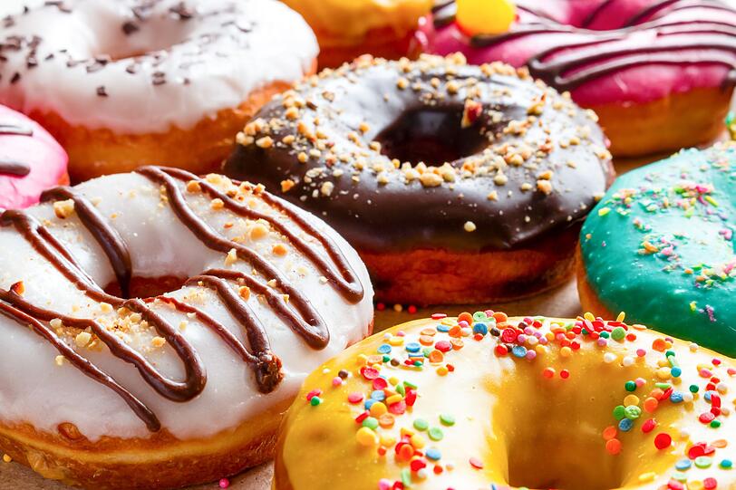Für viele wäre ein Leben ohne Donuts, Schokolade oder Bonbons kaum vorstellbar. Süßes schmeckt einfach zu gut! Ab und zu ein Stück Kuchen ist auch kein Problem. Statt Süßigkeiten strikt zu meiden und irgendwann doch schwach zu werden, ist es sinnvoller, den Zuckerkonsum bewusst zu senken. Wie das gelingt, zeigen wir hier. Für viele wäre ein Leben ohne Donuts, Schokolade oder Bonbons kaum vorstellbar. Süßes schmeckt einfach zu gut! Ab und zu ein Stück Kuchen ist auch kein Problem. Statt Süßigkeiten strikt zu meiden und irgendwann doch schwach zu werden, ist es sinnvoller, den Zuckerkonsum bewusst zu senken. Wie das gelingt, zeigen wir hier.