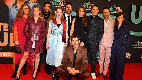 Regisseur Bora Dagtekin (Mitte) und Produzentin Lena Sch&ouml;mann (r.) posieren in M&uuml;nchen mit den Stars des Films.