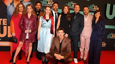 Regisseur Bora Dagtekin (Mitte) und Produzentin Lena Sch&ouml;mann (r.) posieren in M&uuml;nchen mit den Stars des Films.