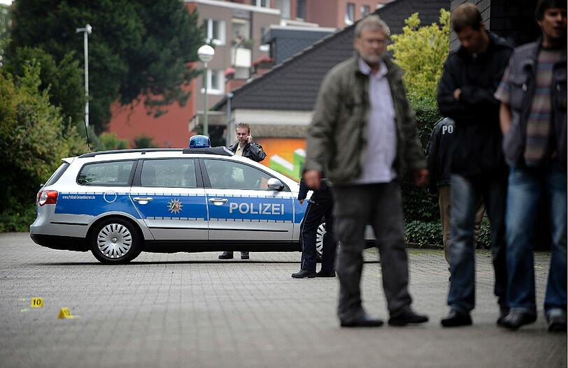 Angeblich ein Verkehrsunfall. Ein Mann, der aus dem Nichts mit Messern auf Polizisten einsticht. Nachbarn, die in der Stille der Nacht Schüsse hören. Was wie eine Szene aus einem Krimi klingt, wird für zwei Beamte in Gelsenkirchen Realität. Die Bilder von der Spurensicherung am Tatort in Gelsenkirchen.