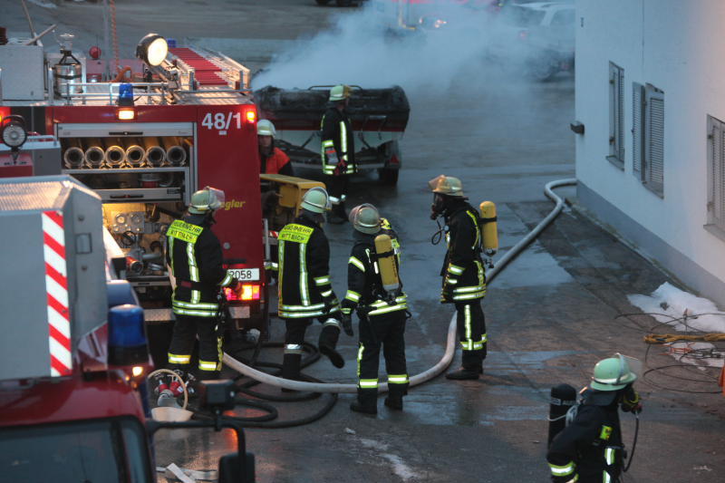 Rauch-Alarm am Rosenmontag in Mittbach: Unter einem Vordach ist ein Motorboot in Brand geraten. Zwei Personen wurden dabei leicht verletzt. Die Bilder vom Feuerwehreinsatz