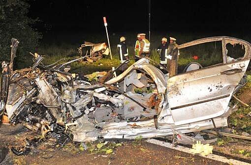 Ein 18-Jähriger ist in der Nacht zum Samstag im oberbayerischen Schechen (Landkreis Rosenheim) mit seinem Auto gegen einen Baum gefahren. Er und sein Beifahrer sind gestorben.