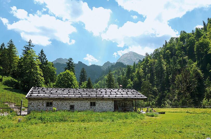 An der Brotzeithütte der Schwarzachenalm erinnert ein Schild an Bayerns letzten Bären.