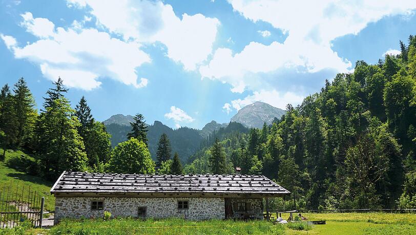 An der Brotzeithütte der Schwarzachenalm erinnert ein Schild an Bayerns letzten Bären. An der Brotzeithütte der Schwarzachenalm erinnert ein Schild an Bayerns letzten Bären.