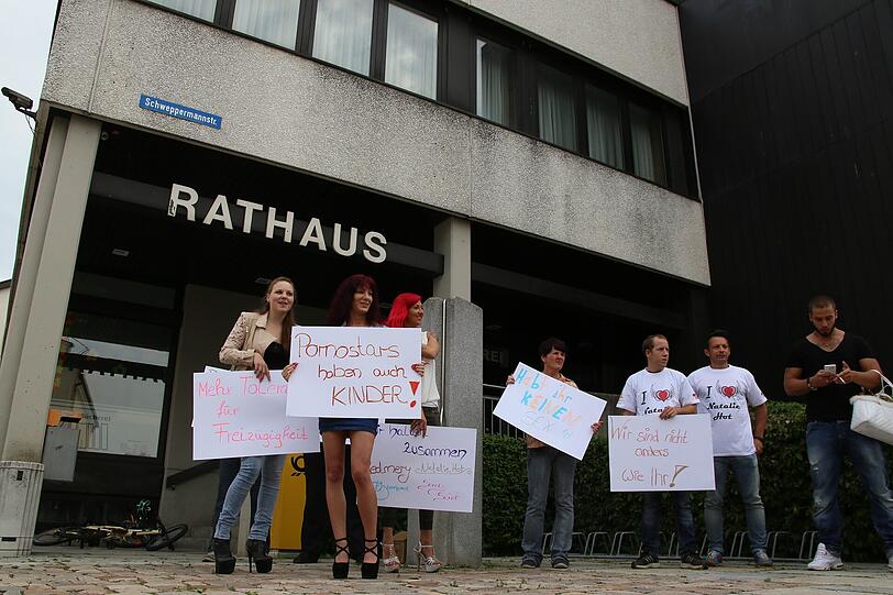 Pornodarstellerin Natalie Hot mit Sympathisanten bei einer Demo vor dem Ampfinger Rathaus.