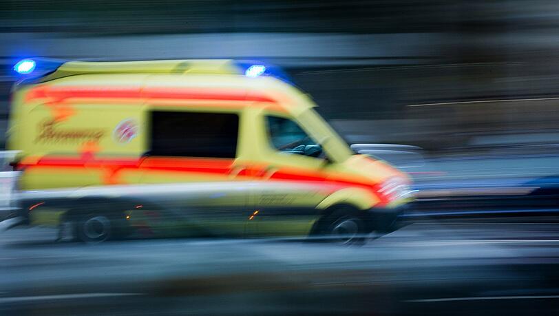 Krankenwagen Notarzt Symbolbild Krankenwagen Notarzt Symbolbild