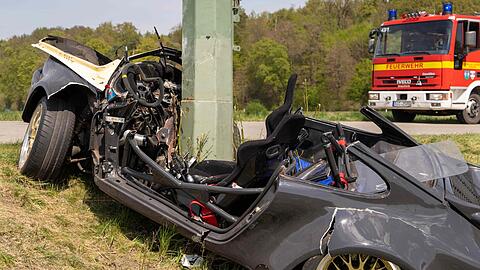 18. April 2020, Derching: Der Porsche-Fahrer war in einer leichten Rechtskurve von der Straße abgekommen. Der 46-Jährige war vermutlich mit erhöhter Geschwindigkeit unterwegs gewesen und starb nach dem Unfall im Krankenhaus.