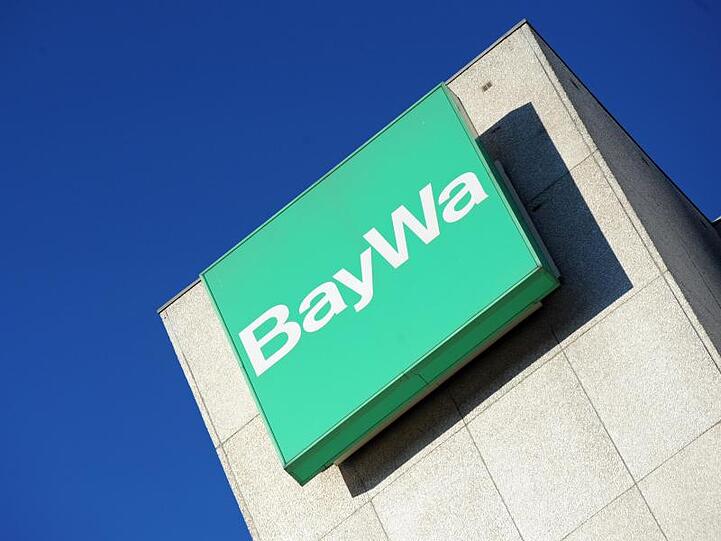 Das Logo der BayWa an der Firmenzentrale. Foto: Andreas Gebert/dpa