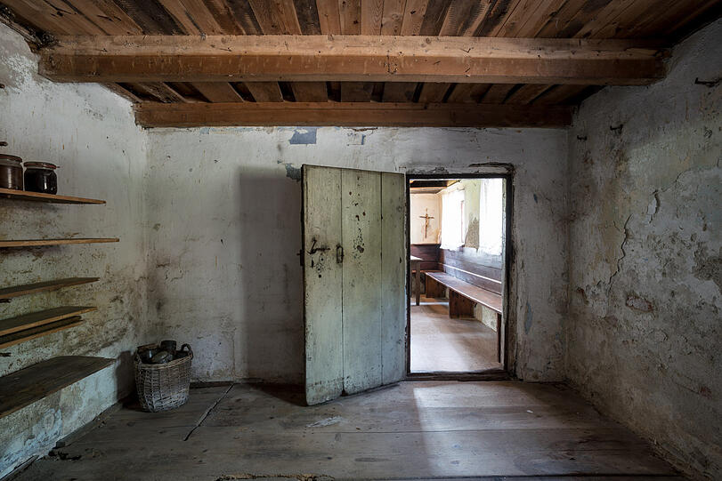 Noch unsaniert: Kammer im Derzbachhof.