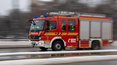 Ein Feuerwehrwagen fährt mit Blaulicht zu einem Einsatz.