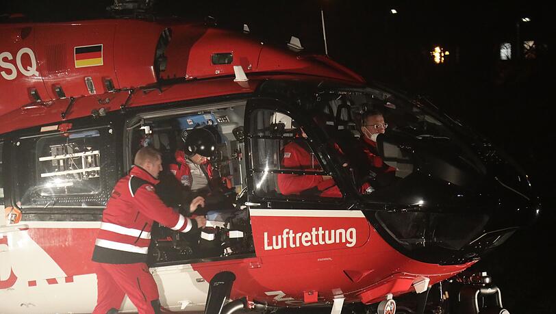 Nachdem in Ampfing eine private Silvesterfeier derart aus dem Ruder gelaufen war, dass es mehrere Verletzte gab, musste ein Großaufgebot an Einsatzkräften ausrücken. Nachdem in Ampfing eine private Silvesterfeier derart aus dem Ruder gelaufen war, dass es mehrere Verletzte gab, musste ein Großaufgebot an Einsatzkräften ausrücken.
