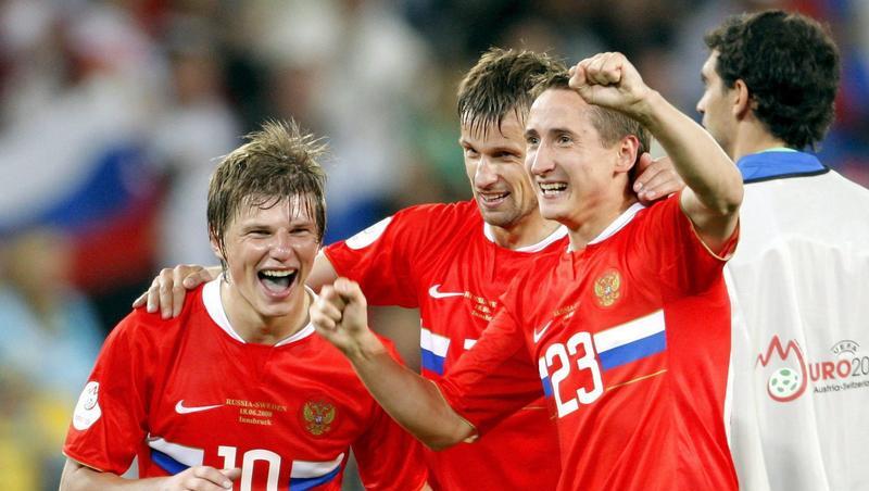 Arschawin (l), Bystrow (r) und Kapitän Semak bejubeln Russlands Einzug ins Viertelfinale. Arschawin (l), Bystrow (r) und Kapitän Semak bejubeln Russlands Einzug ins Viertelfinale.