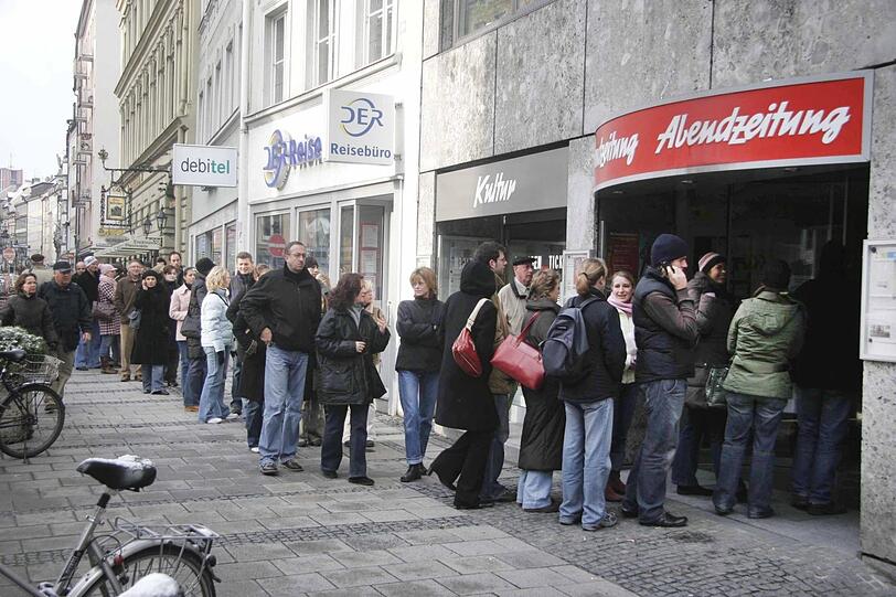 Schlange stehen für Tickets vor der AZ in der Sendlinger Straße.