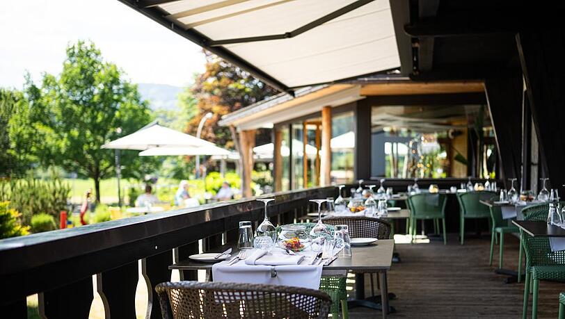 Gutes Essen auf dem Tisch, die Berge im Blick - so geht Frühlings-Wellness. Hier auf der Terrasse des Fine-Dining-Restaurants "Maxi" im Hotel "Das Freiberg" in Oberstdorf.