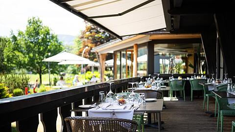 Gutes Essen auf dem Tisch, die Berge im Blick - so geht Frühlings-Wellness. Hier auf der Terrasse des Fine-Dining-Restaurants "Maxi" im Hotel "Das Freiberg" in Oberstdorf.