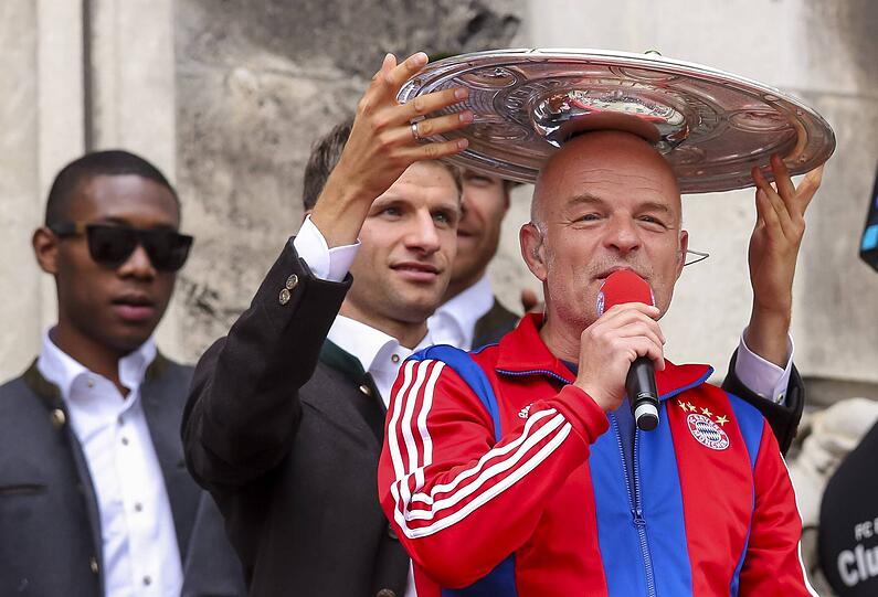 Ein bisschen Spaß muss sein: 2015 platzierte Thomas Müller die Meisterschale auf dem Kopf von Stadionsprecher Stefan Lehmann.